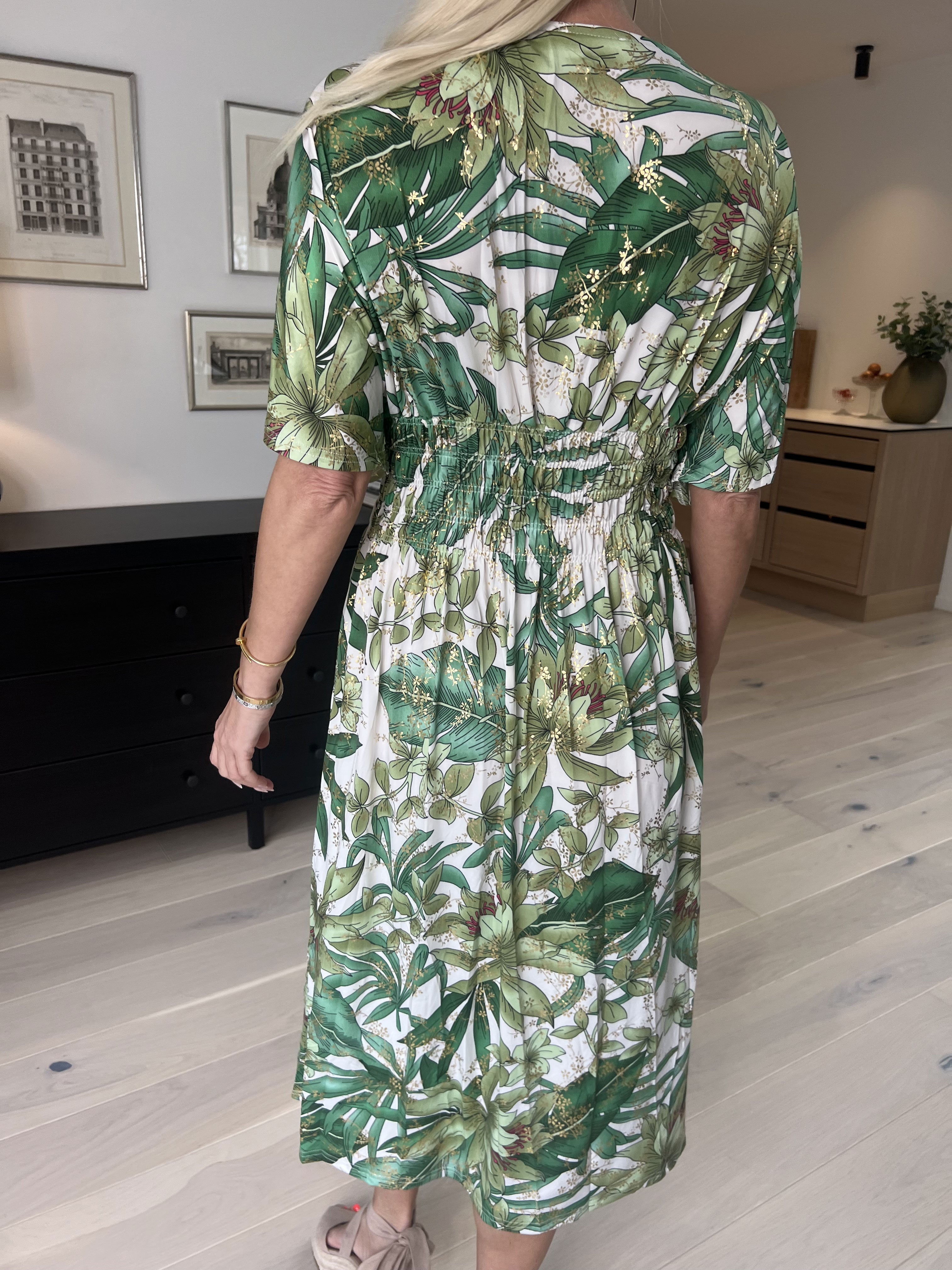 Pams Midi - Blommig klänning med resår i skrynkelfritt tyg
